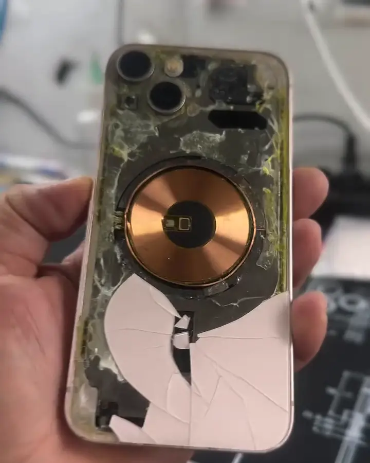 Antes: iPhone com a tampa traseira de vidro estilhaçada