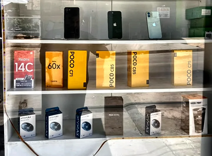 Vitrine da fachada com iPhones, caixas de celulares e acessórios